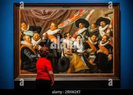 London, Großbritannien. 27. September 2023. Bankett der Offiziere der St. George Civic Guard, um 1627 - Frans Hals in der National Gallery. Sie läuft vom 30. September 2023 bis zum 21. Januar 2024. Guy Bell/Alamy Live News Stockfoto