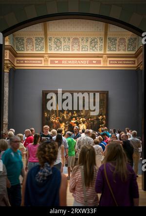 Besucher der Rembrandt Nightwatch, Innenraum des Rijksmuseums Amsterdam.Netherlands Stockfoto