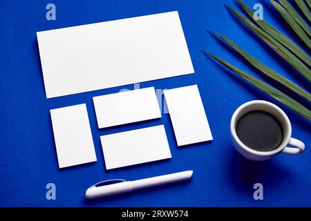 Premium Corporate Identity Template Set. Layout für Bürobedarf mit Logo-Vorlage. Set aus Stift, Umschlag, Karte, Papier usw. über Indigoblau Stockfoto