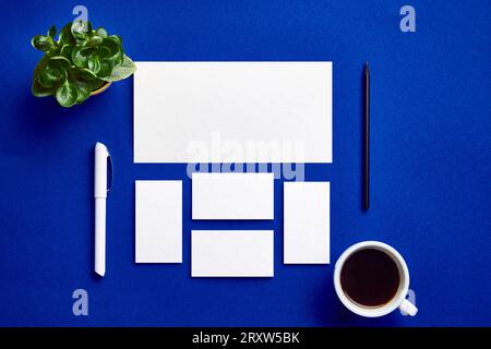 Vorlagenset Für Unternehmensidentität. Layout für Bürobedarf mit Logo-Vorlage. Set aus Stift, Umschlag, Karte, Papier usw. auf indigoblauem Hintergrund Stockfoto