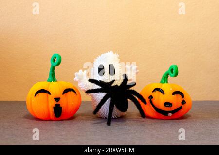 Kürbisse, Spinnen und Geister feiern an Halloween-Tagen Trick oder Leckerbissen. Lächelnde orange Jack-O'-Laterne. Stockfoto