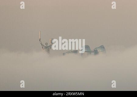 KIEW, UKRAINE - 27. SEPTEMBER 2023 - das Mutterland-Denkmal wird durch den Nebel am Morgen gesehen, Kiew, Hauptstadt der Ukraine. Stockfoto