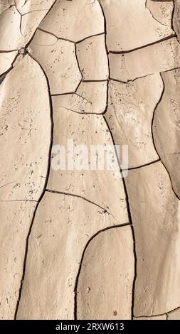 Abstraktes Muster von trocken gerissenen Lehmoberflächen, getrockneten Flussläufen durch längere Dürre. Swakop River, Namibia, Afrika Stockfoto