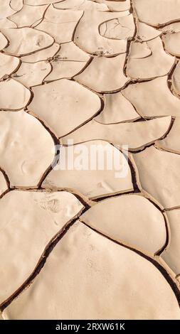 Abstraktes Muster von trocken gerissenen Lehmoberflächen, getrockneten Flussläufen durch längere Dürre. Swakop River, Namibia, Afrika Stockfoto