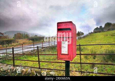 Royal Mail Post Box in einer ländlichen Lage, Großbritannien Stockfoto