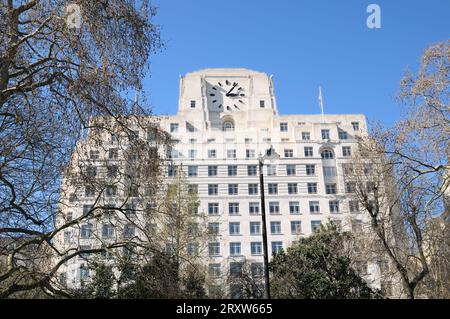 Das Shell Mex House, offiziell bekannt als 80 Strand. London, England. Art déco-Gebäude mit der größten Uhr in Großbritannien. Baujahr 1930-1931. Stockfoto