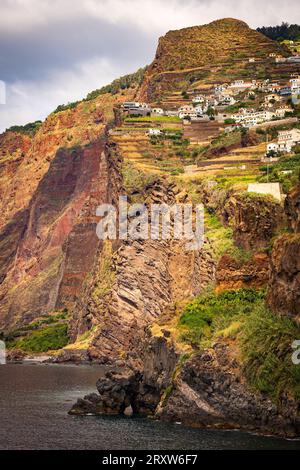 Malerischer Blick auf die steil ansteigende Klippe Cabo Girão in Madeira, Portugal, auf der sich der höchste Skywalk Europas befindet Stockfoto