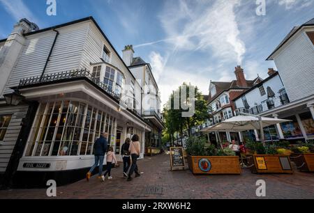 Tunbridge Wells, Kent, UK: The Pantiles, eine georgianische Kolonnade in Royal Tunbridge Wells mit Geschäften, Bars und Restaurants Stockfoto