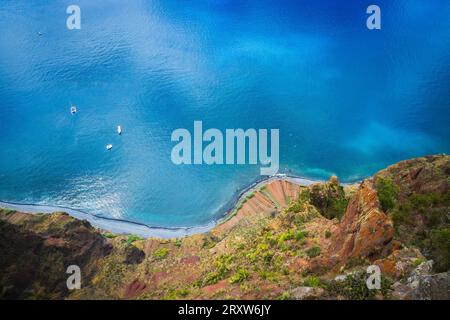 Malerischer Blick in die Tiefen von Europas höchstem Skywalk, dem Cabo Girão Skywalk in der Nähe von Funchal auf Madeira, Portugal Stockfoto