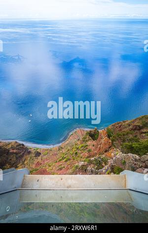 Malerischer Blick in die Tiefen von Europas höchstem Skywalk, dem Cabo Girão Skywalk in der Nähe von Funchal auf Madeira, Portugal Stockfoto