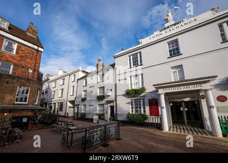 Tunbridge Wells, Kent, UK: The Pantiles, eine georgianische Kolonnade in Royal Tunbridge Wells. Ansicht der Maisbörse Stockfoto