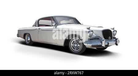 Studebaker Golden Hawk Oldtimer, Seitenansicht isoliert auf weißem Hintergrund Stockfoto