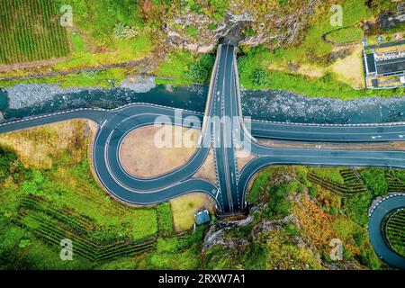 Wunderschöner Blick aus der Vogelperspektive auf den Ausgang einer Schnellstraße zwischen zwei Tunnelportalen, Ribeira da Janela, Madeira, Portugal Stockfoto