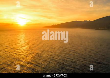 Fantastischer Postkartenblick auf die steile Küste von Madeira in der Nähe von Seixal, Portugal, majestätisch vom Meer mit wunderschönem Sonnenaufgang im Hintergrund Stockfoto