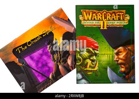 Warcraft II Tides of Darkness Deluxe-Computerspiel, Warcraft II Beyond the Dark Portal Buch und das Orkische Zauberbuch auf weißem Hintergrund Stockfoto
