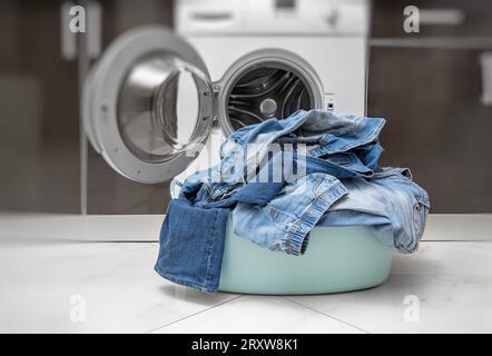 Korb mit schmutzigen Jeans zum Waschen. Stockfoto