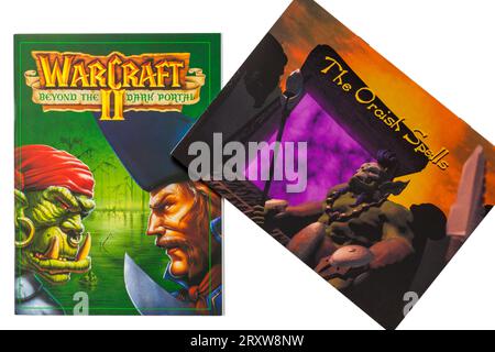 Warcraft II Tides of Darkness Deluxe-Computerspiel, Warcraft II Beyond the Dark Portal Buch und das Orkische Zauberbuch auf weißem Hintergrund Stockfoto