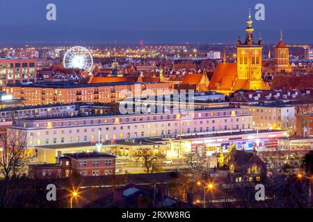 Blick aus der Luft auf die Altstadt mit der Kirche der Heiligen Katharina bei Nacht in Danzig, Polen Stockfoto