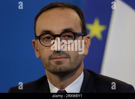 Juniorminister für öffentliche Finanzen Thomas Cazenave spricht während einer Pressekonferenz für die Präsentation des Projekts für öffentliches Finanzrecht 2024 im französischen Ministerium für Wirtschaft und Finanzen (Bercy) in Paris am 27. September 2023. Foto: Jean-Bernard Vernier/JBV News/ABACAPRESS.COM Stockfoto