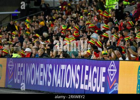 Cardiff, Wales. 26. September 2023. Walisische Fans während des Spiels der UEFA Women's Nations League zwischen Wales und Dänemark im Cardiff City Stadium in Cardiff, Wales, Großbritannien am 26. September 2023. Quelle: Duncan Thomas/Majestic Media. Stockfoto