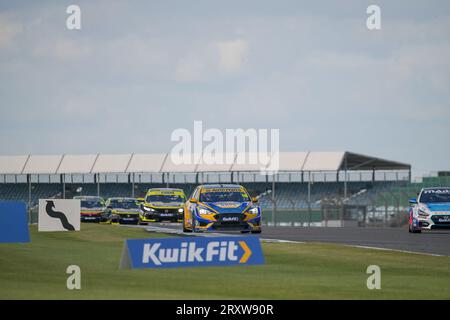 Ash Sutton ist Nummer 116 im Ford Focus im BTCC 2023, der auf der Silverstone Rennstrecke, der British Touring Car Championship, geführt wurde Stockfoto