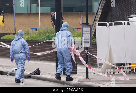 Polizei und forensische Ermittler am Tatort in der Nähe des Whitgift Einkaufszentrums in Croydon, Süd-London, nachdem ein 15-jähriges Mädchen am Mittwochmorgen erstochen wurde. Die Polizei wurde um 8:30 Uhr gerufen, um Berichte über einen Messerstecher auf die Wellesley Road zu erhalten. Das Mädchen starb 40 Minuten später am Tatort. Bilddatum: Mittwoch, 27. September 2023. Stockfoto