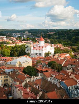 Blick vom Glockenturm auf die St. Johannes der Täufer und St. Johannes der Apostel und Evangelistenkirche in Vilnius, Litauen Stockfoto