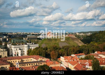 Blick vom Glockenturm auf die St. Johannes der Täufer und St. Johannes der Apostel und Evangelistenkirche in Vilnius, Litauen Stockfoto