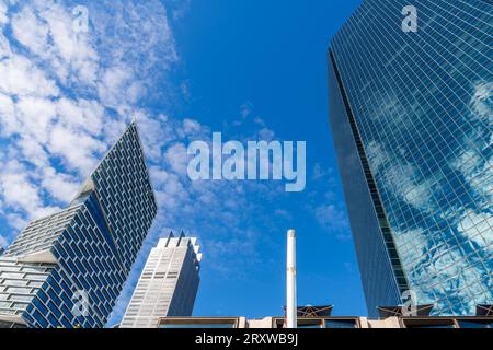 Sydney, Australien - 17. April 2022: Neu erbauter Quay Quarter Tower im zentralen Geschäftsviertel von Sydney mit Blick von der Bridge Street an einem Tag Stockfoto