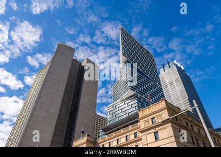 Sydney, Australien - 17. April 2022: Neu errichteter AMP Quay Quarter Tower im zentralen Geschäftsviertel von Sydney mit Blick von der Bridge Street an einem Tag Stockfoto