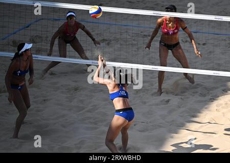 (230927) -- NINGBO, 27. September 2023 (Xinhua) -- Spieler treten während des Beach Volleyball Frauen Bronze Medaillenspiels zwischen Wang Fan/Dong Jie aus China und Worapeerachayakorn Kongphopsarutawadee/Taravadee Naraphornrapat aus Thailand bei den 19. Asienspielen in Ningbo, ostchinesische Provinz Zhejiang, 27. September 2023, an. (Xinhua/Chen Bin) Stockfoto