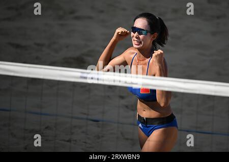 (230927) -- NINGBO, 27. September 2023 (Xinhua) -- Dong Jie aus China reagiert während des Beach Volleyball Frauen Bronzemedaillenspiels zwischen Wang Fan/Dong Jie aus China und Worapeerachayakorn Kongphopsarutawadee/Taravadee Naraphornrapat aus Thailand bei den 19. Asienspielen in Ningbo, Ostchinesische Provinz Zhejiang, 27. September 2023. (Xinhua/Chen Bin) Stockfoto