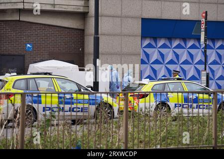 Polizei und forensische Ermittler am Tatort in der Nähe des Whitgift Einkaufszentrums in Croydon, Süd-London, nachdem ein 15-jähriges Mädchen am Mittwochmorgen erstochen wurde. Die Polizei wurde um 8:30 Uhr gerufen, um Berichte über einen Messerstecher auf die Wellesley Road zu erhalten. Das Mädchen starb 40 Minuten später am Tatort. Bilddatum: Mittwoch, 27. September 2023. Stockfoto