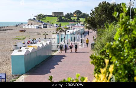 Eastbourne UK 27. September 2023 - Besucher genießen einen Spaziergang entlang der Eastbourne Seafront an einem heißen sonnigen Tag mit Temperaturen, die in einigen Teilen des Landes 24 Grad erreichen werden, während andere vom Sturm Agnes getroffen werden: Credit Simon Dack / Alamy Live News Stockfoto