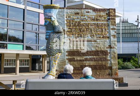 Eastbourne Großbritannien 27. September 2023 - Besucher genießen an einem heißen, sonnigen Tag in Eastbourne eine Unterhaltung außerhalb des Towner mit Temperaturen, die in einigen Teilen des Landes 24 Grad erreichen werden, während andere vom Sturm heimgesucht werden Agnes : Credit Simon Dack / Alamy Live News Stockfoto