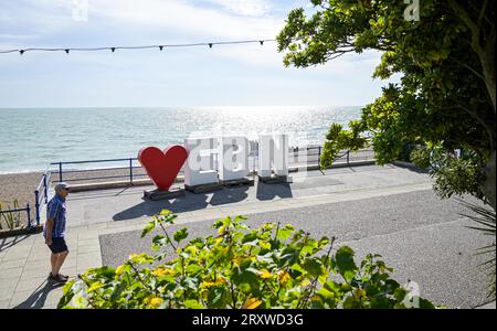 Eastbourne UK 27. September 2023 - Besucher genießen einen Spaziergang entlang der Eastbourne Seafront an einem heißen sonnigen Tag mit Temperaturen, die in einigen Teilen des Landes 24 Grad erreichen werden, während andere vom Sturm Agnes getroffen werden: Credit Simon Dack / Alamy Live News Stockfoto