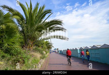 Eastbourne UK 27. September 2023 - Besucher genießen einen Spaziergang entlang der Eastbourne Seafront an einem heißen sonnigen Tag mit Temperaturen, die in einigen Teilen des Landes 24 Grad erreichen werden, während andere vom Sturm Agnes getroffen werden: Credit Simon Dack / Alamy Live News Stockfoto