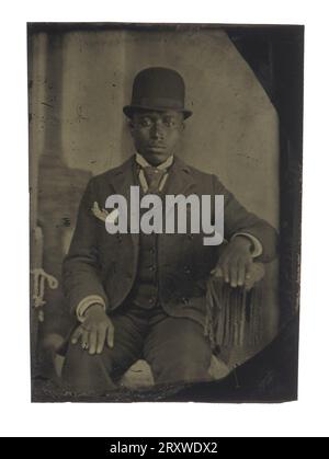 Tintype eines Mannes in Anzug, Krawatte und Hut nach den 1860er Jahren Stockfoto