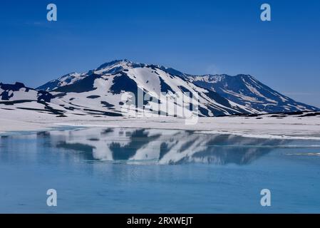 Blick auf schneebedeckte Berge und Gletscherseen auf einer Tageswanderung im wilden Kamtschatka, Russland, Sommer 2015 Stockfoto