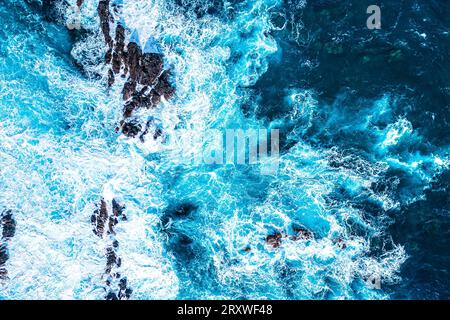 Fantastischer und landschaftlicher Blick aus der Vogelperspektive auf tosende Wellen des Atlantiks, die auf natürliche Lavabrecher vor Madeira stürzen Stockfoto