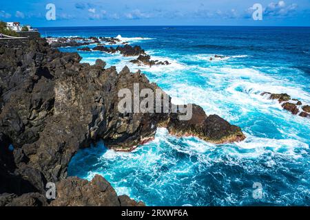 Malerische, wunderschöne Vogelperspektive auf die Küstenpromenade und die Uferpromenade von Porto Moniz, Madeira, Portugal und seine berühmten natürlichen Lavapools Stockfoto