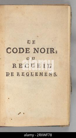 Gebundener 446-seitiger Band von 1767 „Le Code Noir“ oder „Black Code“ mit rotem Lederrücken. Die Bucheinbände sind in ein blau-grünes Marmorpapier eingewickelt und die Kanten sind leicht abgenutzt. Auf dem Rücken ist ein goldener Text über der Mitte [LE / CODE NOIR] eingeprägt. Ebenfalls auf der Wirbelsäule befinden sich fünf Sätze von geprägten Linien in regelmäßigen Abständen mit Abdrücken von stilisiertem Laub zwischen beiden. Im vorderen Cover befinden sich verschiedene Bleistiftmarkierungen am oberen Rand des Covers und auf den Seiten [48056 / karibische Sklaverei / 4750 / ANAXVS / KK]. Die Innenseiten sind taktvoll, aber leicht wasserverschmutzt. Stockfoto