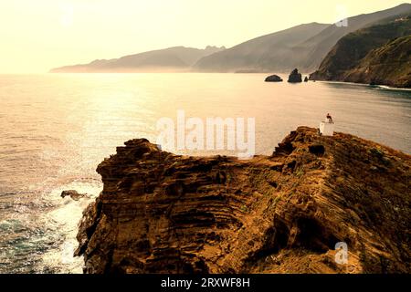 Panoramablick auf die kleine Insel Ilheú Mole vor Porto Moniz, Madeira, Portugal, mit einem kleinen selbsttragenden automatischen Leuchtturm auf der Spitze Stockfoto