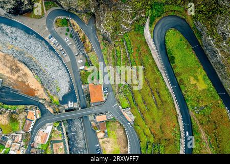 Wunderschöne und malerische Vogelperspektive auf die alte Brücke, die einen Bach überquert, in das Bergdorf Ribeira da Janela, Madeira, Portugal Stockfoto