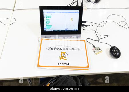 23. September 2023, Chiba, Japan: Video Game Programming Workshop Laptop, der verwendet wird, um Kindern in der Familien- und Kinderecke auf der Tokyo Game Show 2023 in Makuhari ihre Fähigkeiten zu vermitteln. (Bild: © Stanislav Kogiku/SOPA Images via ZUMA Press Wire) NUR REDAKTIONELLE VERWENDUNG! Nicht für kommerzielle ZWECKE! Stockfoto