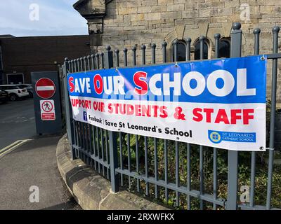 Die Eltern demonstrieren für die St. Leonard's Catholic School, Durham, die durch substandardmäßigen verstärkten autoklavierten Porenbeton (Raac) gestört wurde. Die Schulministerin Baroness Barran besucht die Schule, die seit Beginn der Schulzeit weitgehend auf Online-Unterricht umgestiegen ist, während einige Schüler, die persönlich Unterricht nehmen können, in Korridoren, in der Sporthalle oder im Büro des Schulleiters unterrichtet werden. Bilddatum: Mittwoch, 27. September 2023. Stockfoto