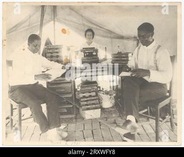 2. Foto von B.C. Franklin und I. H. Spears, mit Sekretär Effie Thompson, im Zeltbüro nach dem Tulsa Race Riot, 1921. Kennzeichnungsbeschreibung handschriftlich auf der Rückseite des Fotos, Datum handschriftlich auf der Vorderseite. Stockfoto