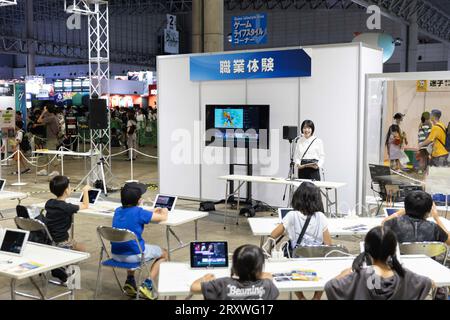 23. September 2023, Chiba, Japan: Moderatorin eines Sound Design Workshops für Kinder, gibt ihre Erklärungen für die Teilnehmer in der Familien- und Kinderecke auf der Tokyo Game Show 2023 in Makuhari Messe. (Bild: © Stanislav Kogiku/SOPA Images via ZUMA Press Wire) NUR REDAKTIONELLE VERWENDUNG! Nicht für kommerzielle ZWECKE! Stockfoto