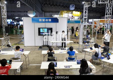 23. September 2023, Chiba, Japan: Moderatorin eines Sound Design Workshops für Kinder, gibt ihre Erklärungen für die Teilnehmer in der Familien- und Kinderecke auf der Tokyo Game Show 2023 in Makuhari Messe. (Bild: © Stanislav Kogiku/SOPA Images via ZUMA Press Wire) NUR REDAKTIONELLE VERWENDUNG! Nicht für kommerzielle ZWECKE! Stockfoto