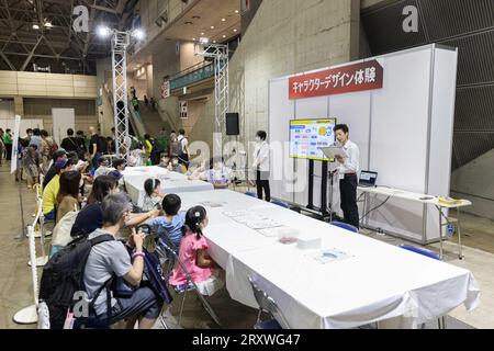 23. September 2023, Chiba, Japan: Facilitator eines Workshops zum Charakterdesign für Kinder, gibt ihre Erklärungen an die Teilnehmer in der Familien- und Kinderecke auf der Tokyo Game Show 2023 in Makuhari Messe. (Bild: © Stanislav Kogiku/SOPA Images via ZUMA Press Wire) NUR REDAKTIONELLE VERWENDUNG! Nicht für kommerzielle ZWECKE! Stockfoto